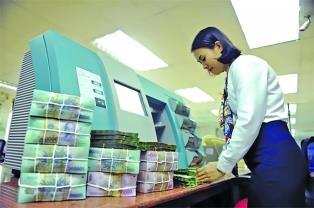 Bank deposits hit record highs as interest rates stay low