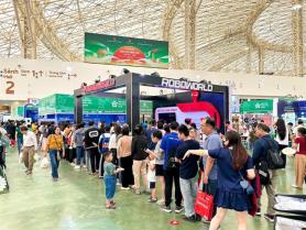 Record-breaking crowd flocks to Việt Nams first Golden Autumn Fair on opening day