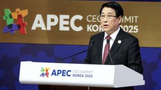 APEC leaders vow to connect fragmented global economy
