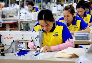 Việt Nams garment industry rebounds, but challenges loom