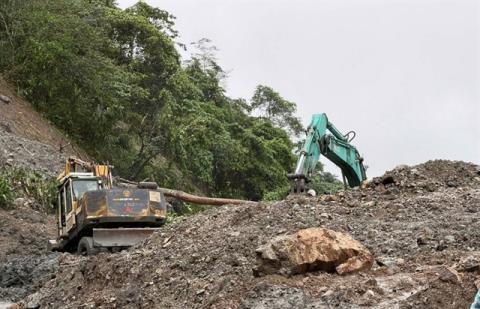 Rescuers support stranded drivers