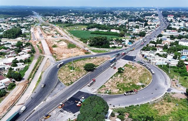 Deputy PM discusses financial measures for VEC to implement expressway projects