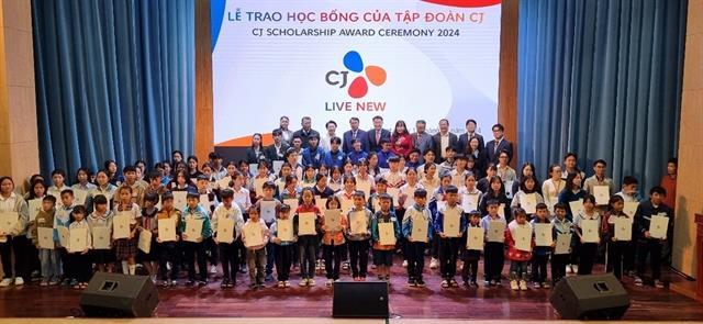 CJ Group awards scholarships to 100 students in Lâm Đồng