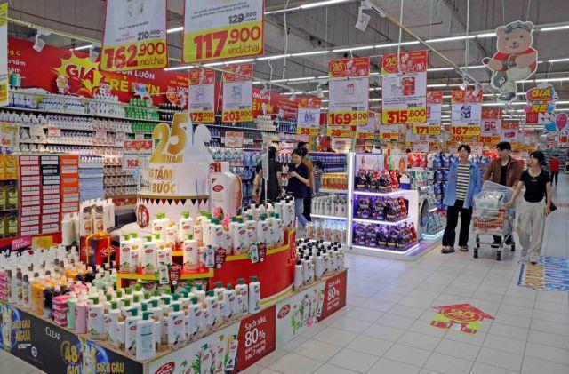 People tend to tighten spending for upcoming Tết holiday