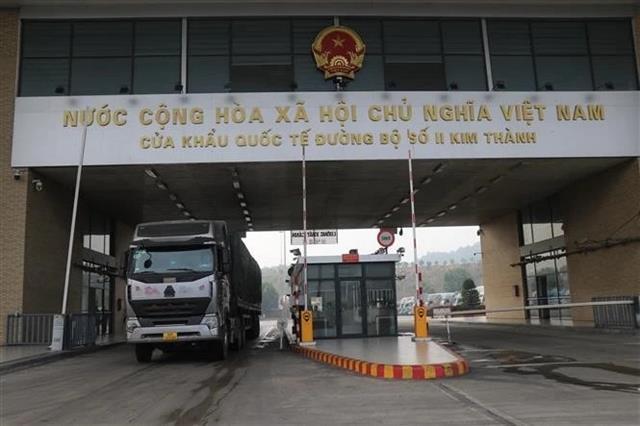 Trade though Lào Cai border gate reaches 1.6 million on 2025s first day
