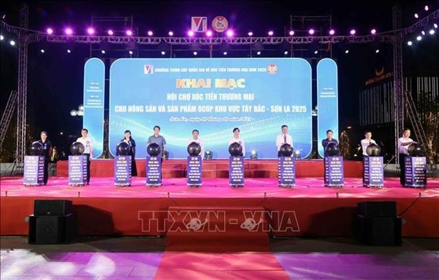 Trade promotion fair for agricultural products and OCOP products opens