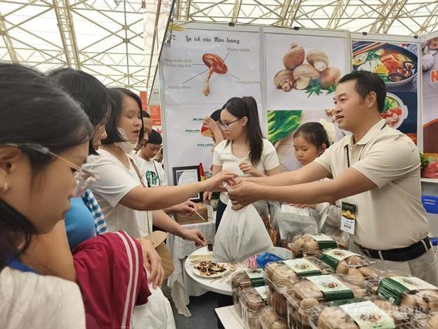 Eco-friendly goods draw crowds at Việt Nams first Autumn Fair