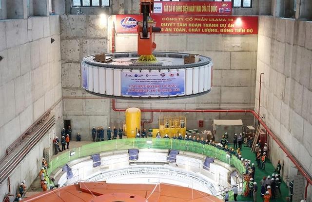 Rotor for 2nd turbine successfully installed at Hòa Bình hydropower expansion project