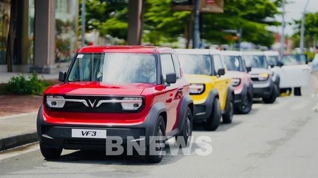 Việt Nams auto market surges 24%, VinFast sets new record
