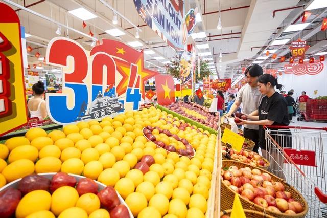 HCM City shoppers enjoy Reunification Day promotions, discounts