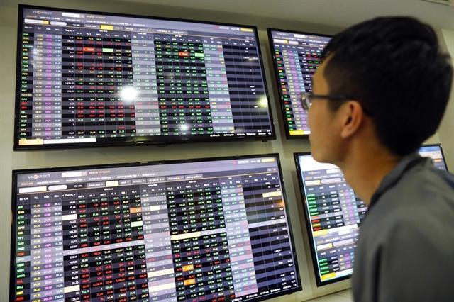 VN-Index surpasses 1,370 points as market rises cautiously