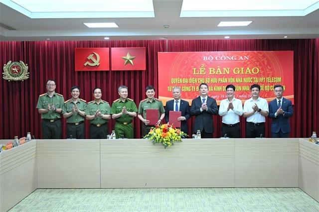 Ministry of Public Security receives State-owned shares in FPT Telecom