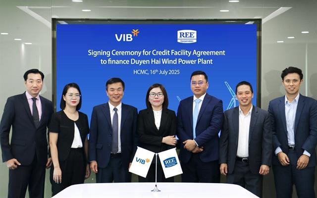 VIB funds REEs wind power project to accelerate green energy transition in Vĩnh Long