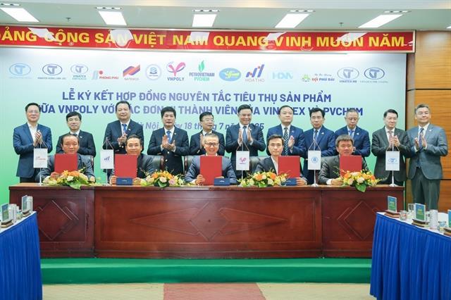 Petrovietnam, Vinatex strengthen local supply chain for textiles, petrochemicals