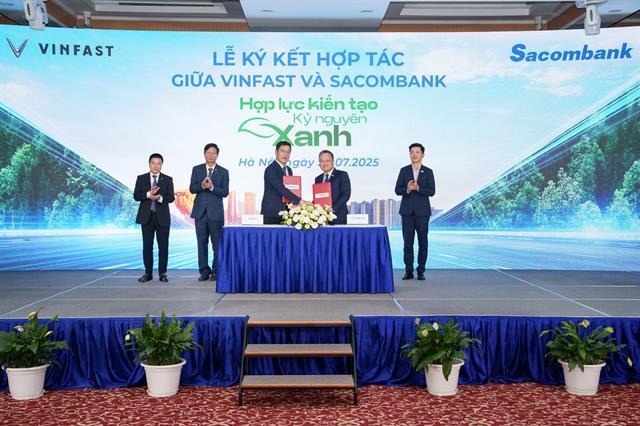 Sacombank, VinFast partner to promote EV adoption with preferential financing