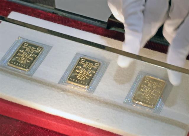 Gold rush follows decree as prices reach record highs