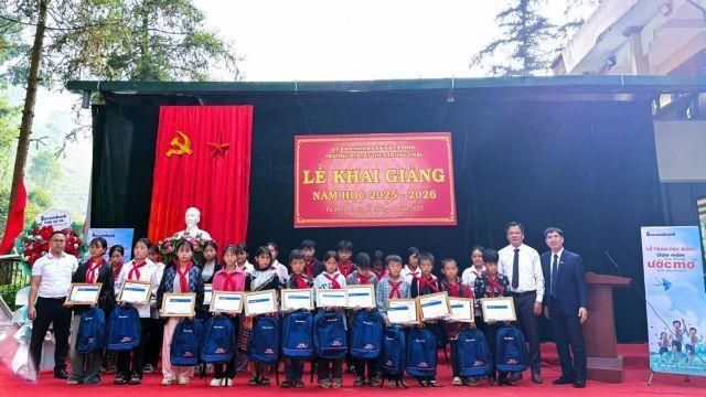 Sacombank awards nearly 3,900 scholarships to disadvantaged students nationwide