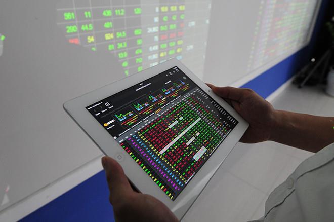 Shares advance slightly in weak trading before Tet