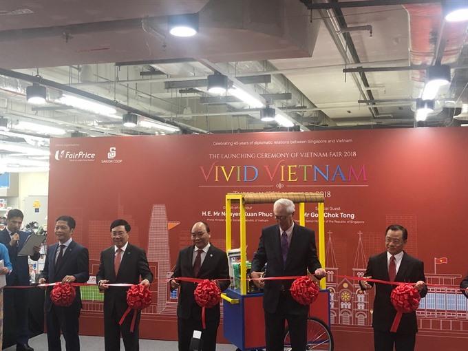 PM Phuc inaugurates Vietnam Fair in Singapore