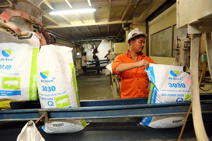 Foreign firms dominate VNs fast-growing animal feed industry