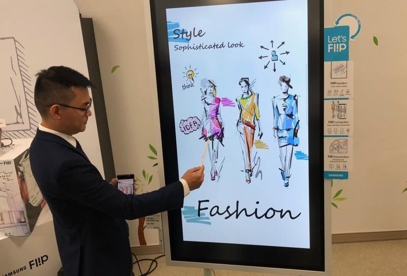 Samsung Vina unveils new flipchart