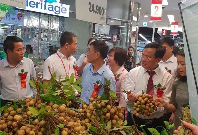 Lotte Mart hosts Son La longan promo
