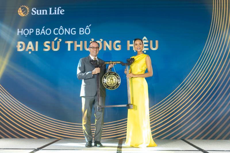 Miss Hhen Nie named brand ambassador for Sun Life Vietnam