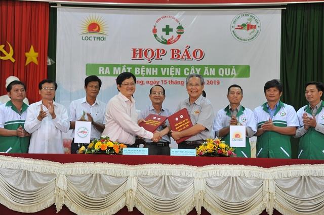 Fruit farmers learn about disease treatment via mobile phone apps