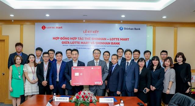 Shinhan Bank, Lotte Mart launch co-branded card