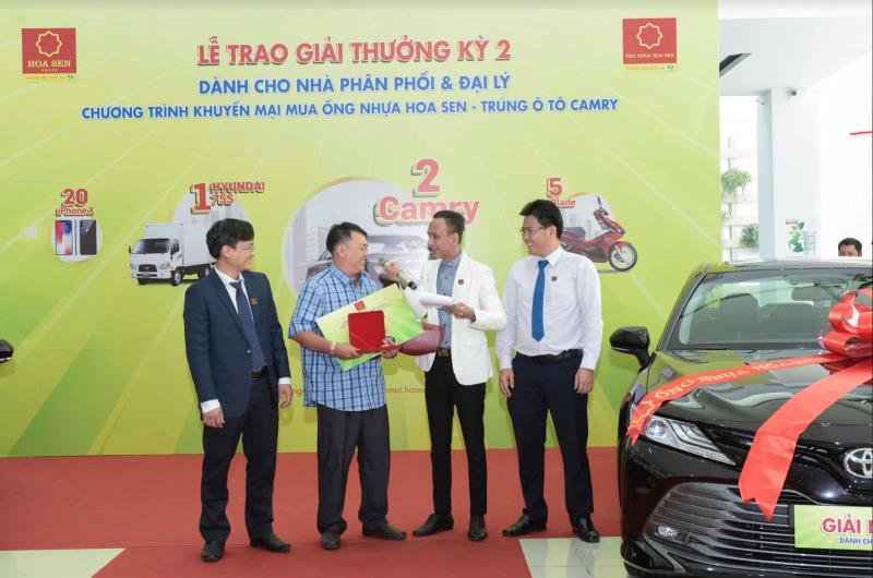 Hoa Sen presents lucky prizes to agents, distributors
