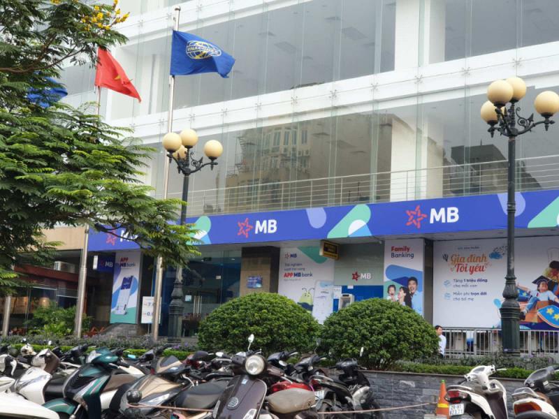 VN shares fall despite good trade news