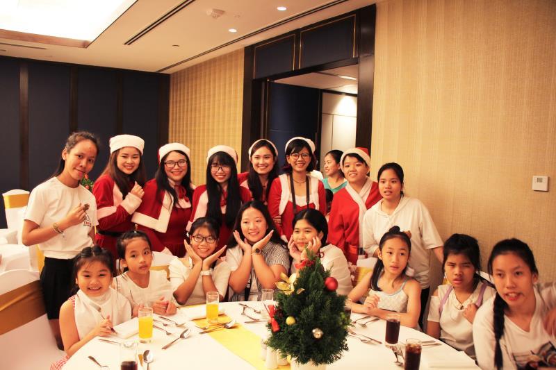 Sheraton Saigon Hotel  Towers kicks off Christmas season with tree lighting ceremony