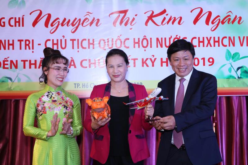 NA Chairwoman makes Tet visit to HDBank, Vietjet