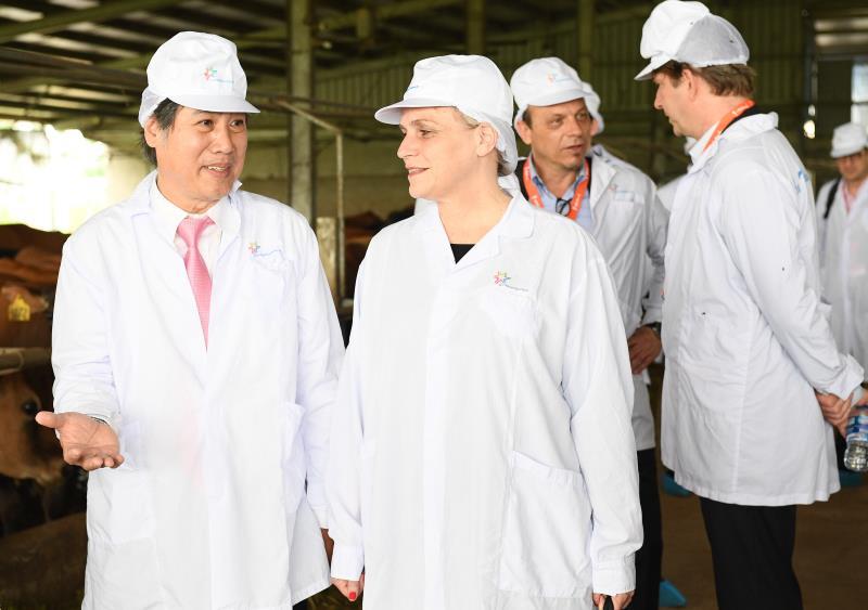 Netherlands vice minister visits Dutch Ladys sustainable dairy zone in Ha Nam Province