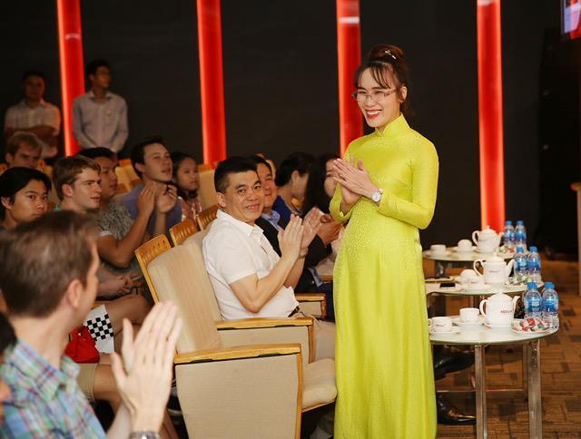 Vietnamese billionaire and her conversation with student delegation from UK royal school