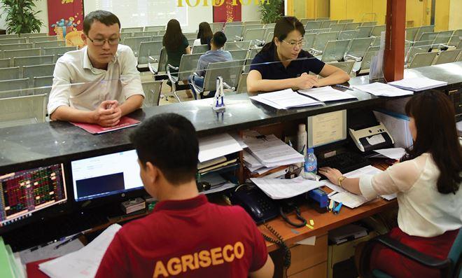 VN stocks gain slightly amid global market concerns