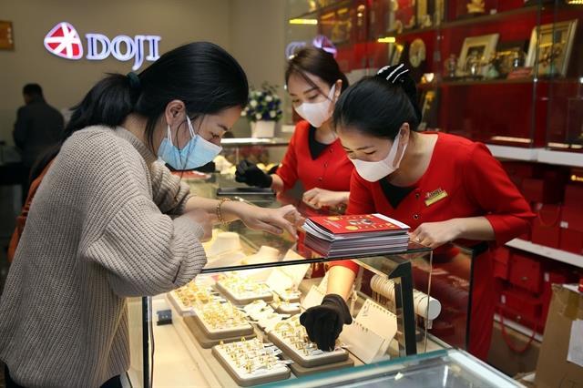 Shares narrow losses, fewer gold buyers on the God of Wealth Day