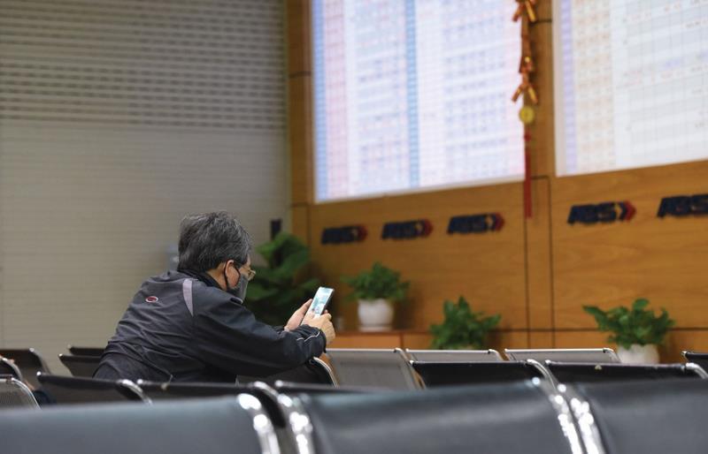 Market declines as caution rises