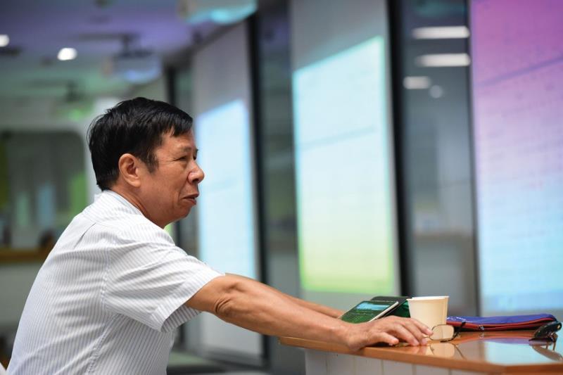 Local shares slide on negative market confidence