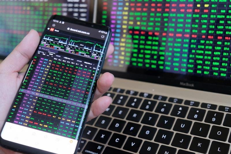 Financial, tech stocks lift market sentiment