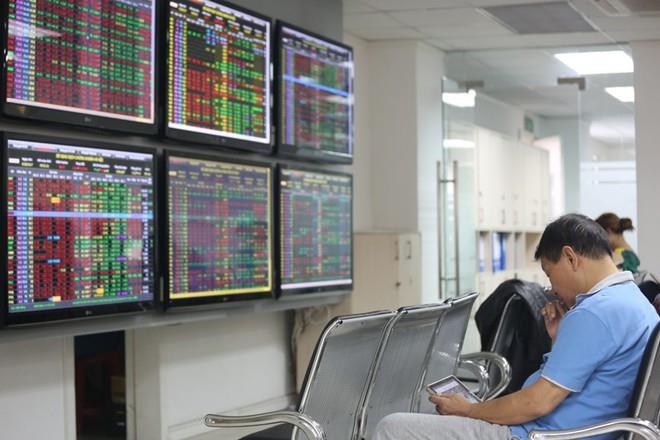 Shares edge up on financial stock gains