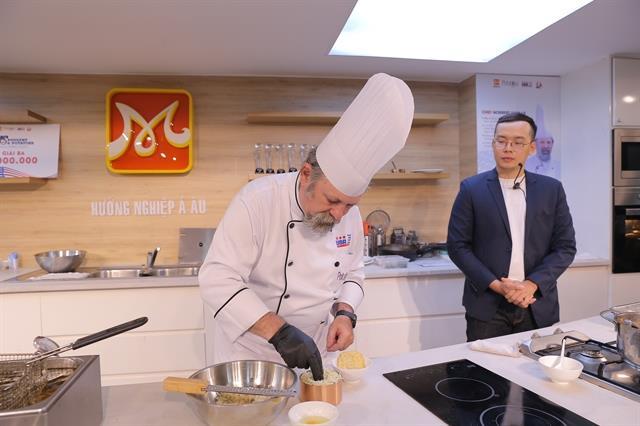 Renowned chef shares cooking expertise with students