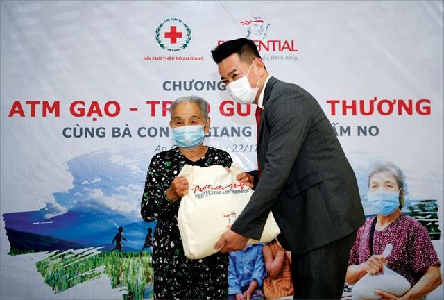 Let no one succumb to hunger: Prudential installs rice ‘ATMs in many provinces