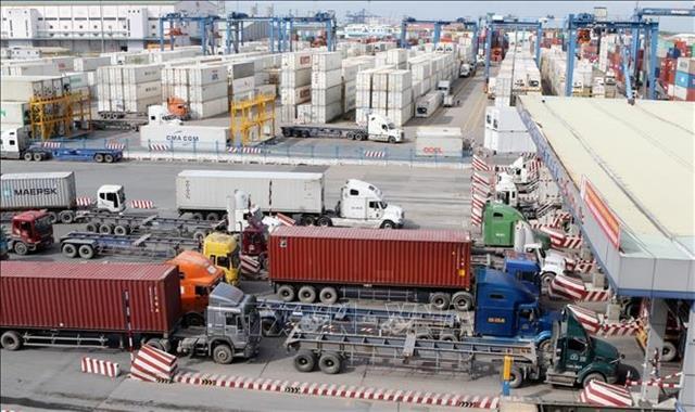 Ministry seeks PMs approval to deal with container backlog at HCM City port
