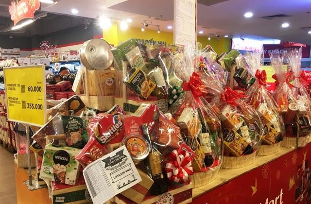 Tet gift hampers become more affordable with local products