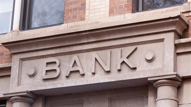 Which banks lead international risk management standards?