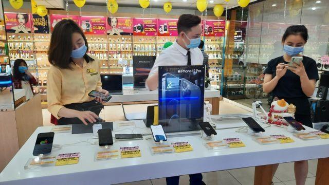 Shares tumble, VN-Index falls below 1,100 points