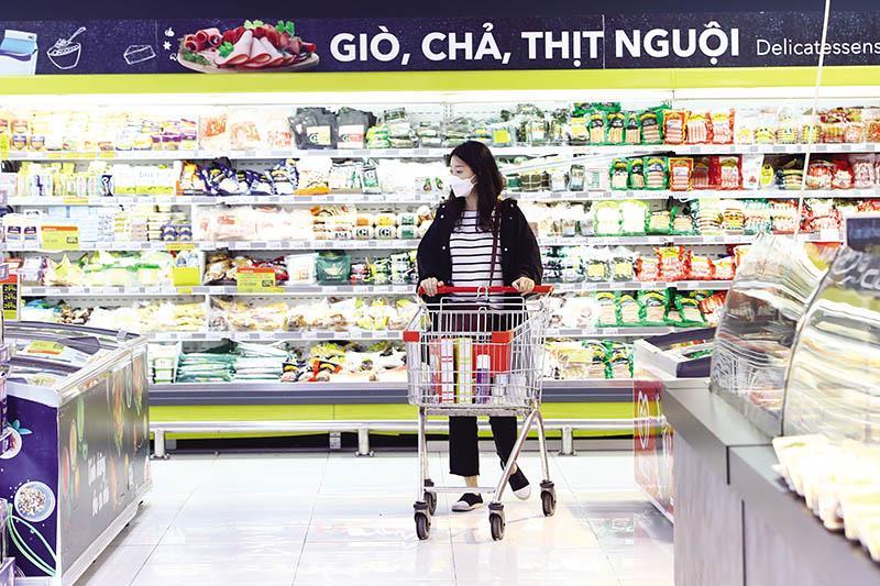 HCM City retailers work hard to keep prices steady as fuel surges to new highs