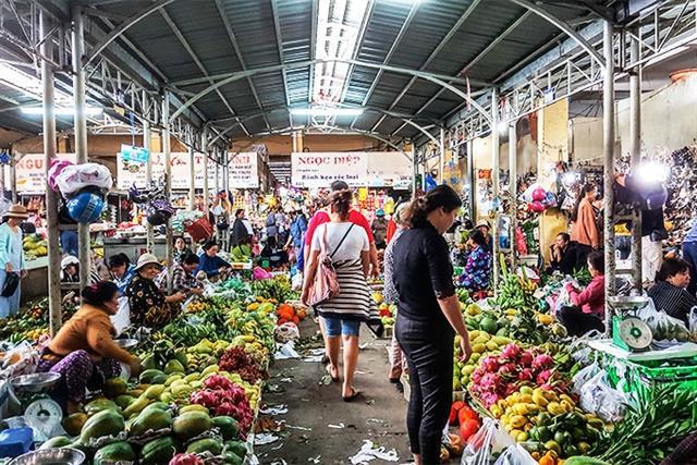 Meat, vegetable prices shoot up in HCM City