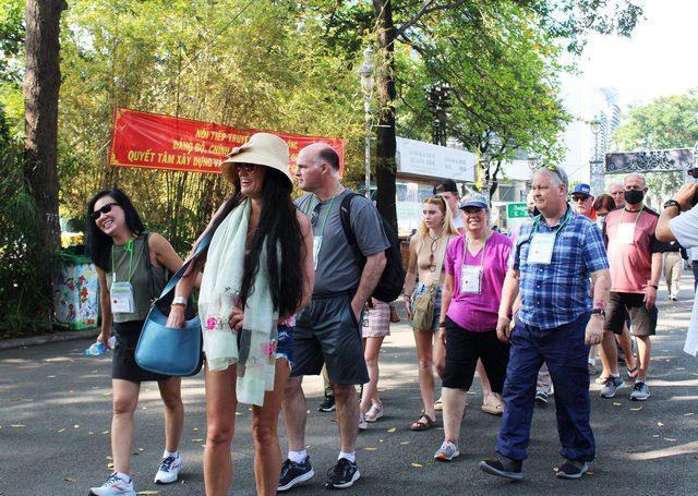 Passengers to HCM City surge in first half of 2022